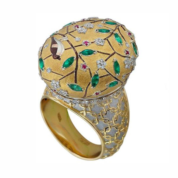 Кольцо из комбинированного золота 750 пробы с рубинами, платиной, изумрудами и бриллиантами 01К686882L-1