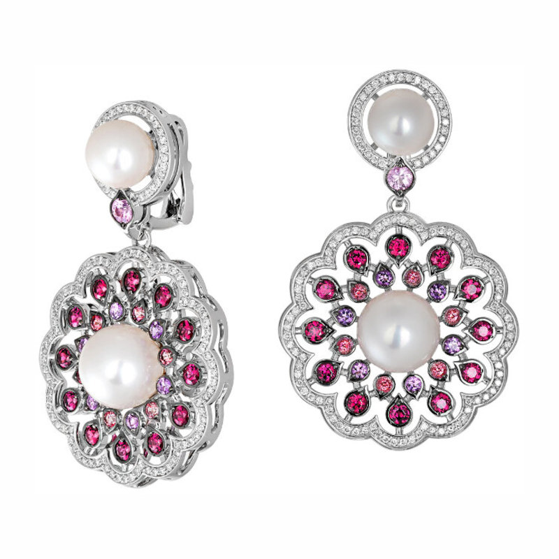 Серьги из белого золота 585 пробы с сапфирами, топазами, родолитами, жемчугом и бриллиантами 01С6210849-1 Серьги из белого золота 585 пробы с сапфирами, топазами, родолитами, жемчугом и бриллиантами 01С6210849-1