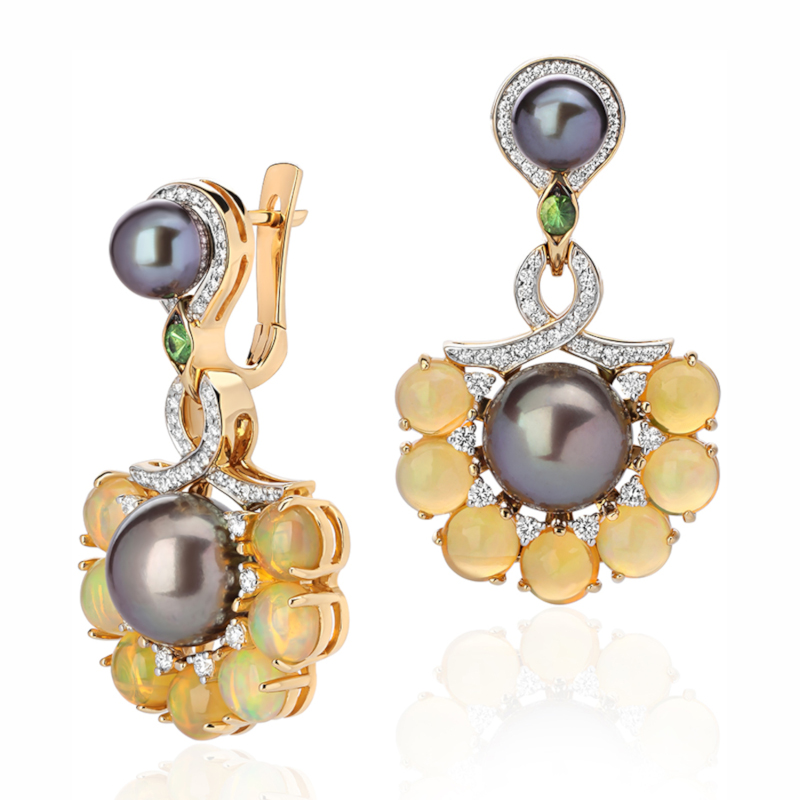 Серьги из желтого золота 585 пробы с тсаворитом, опалом, жемчугом и бриллиантами 01С6311061-4 Серьги из желтого золота 585 пробы с тсаворитом, опалом, жемчугом и бриллиантами 01С6311061-4