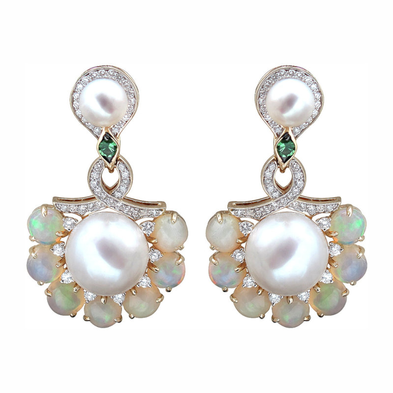 Серьги из желтого золота 585 пробы с тсаворитами, опалами, жемчугом и бриллиантами 01С6311061-6 Серьги из желтого золота 585 пробы с тсаворитами, опалами, жемчугом и бриллиантами 01С6311061-6