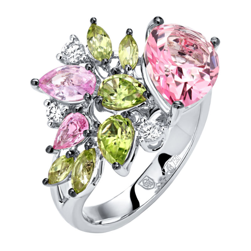 Кольцо из белого золота 750 пробы с хризолитами, топазом, сапфирами и бриллиантами 01К6713251-4 Кольцо из белого золота 750 пробы с хризолитами, топазом, сапфирами и бриллиантами 01К6713251-4