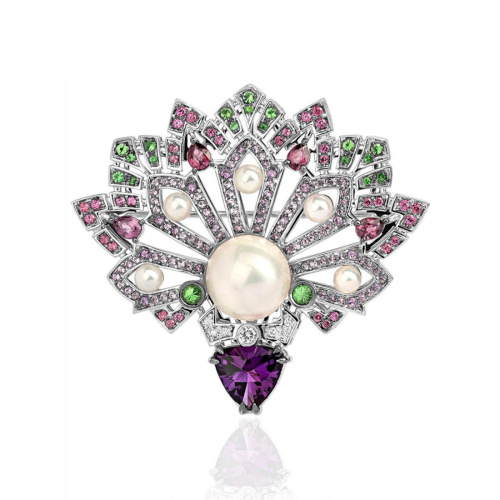 Брошь из белого золота 585 пробы с тсаворитами, сапфирами, родолитами, аметистами, жемчугом и бриллиантами 01Ш620330-1