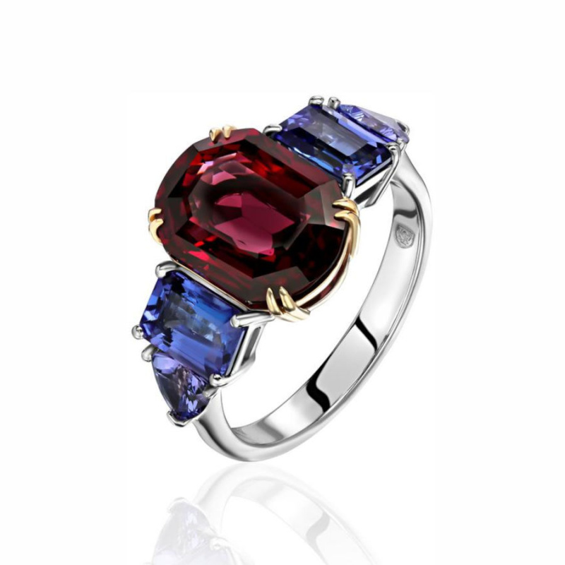 Кольцо из комбинированного золота 585 пробы с танзанитами и родолитом 01К3614759Ж-1 Кольцо из комбинированного золота 585 пробы с танзанитами и родолитом 01К3614759Ж-1