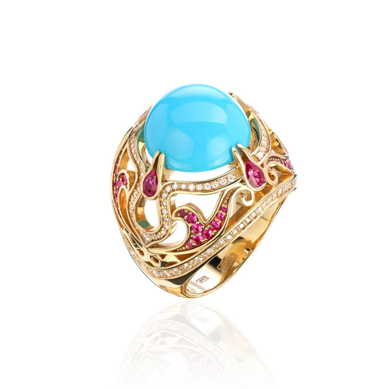 Кольцо из желтого золота 750 пробы с бриллиантами, рубинами и бирюзой 01К6411835-2 Кольцо из желтого золота 750 пробы с бриллиантами, рубинами и бирюзой 01К6411835-2