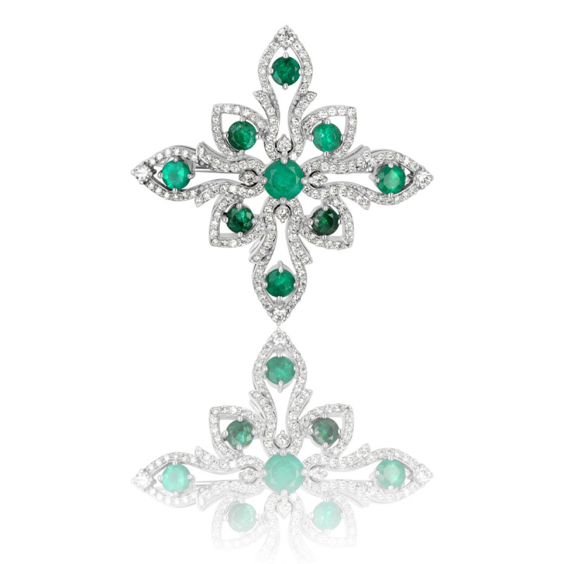 Брошь из белого золота 585 пробы с бриллиантами и изумрудами 01Ш620224-1